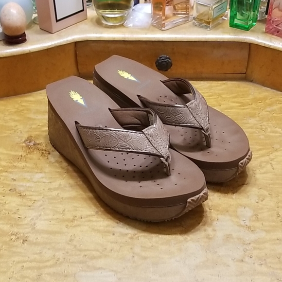 Volatile EUC Flip Flops Size 6
